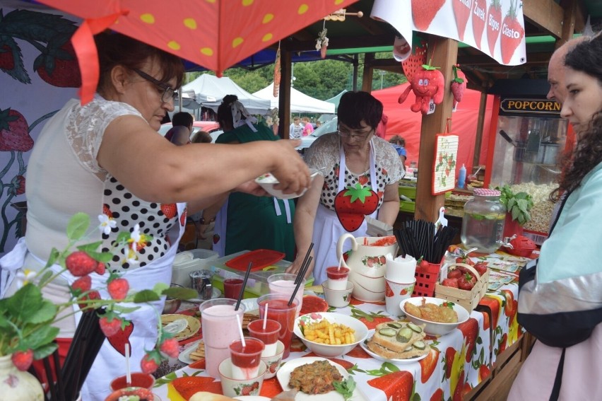 V Festiwal Truskawek Kaszubskich. Stoiska, konkursy, atrakcje dla dzieci. Pobito rekord Polski w przygotowaniu pierogów z truskawkami!