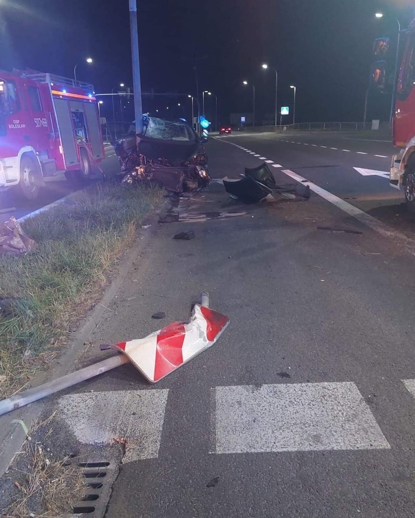 Bolesław. Groźny wypadek. Samochód po zderzeniu z tirem skończył na słupie