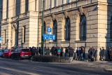 Kraków. Dziesiątki osób szturmują oddział NBP. Przyszli kupić banknot i monetę kolekcjonerską z Mikołajem Kopernikiem 