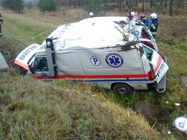 Koło wsi Chełmicko doszło do kolejnego dziś wypadku. W rowie wylądowała karetka pogotowia.