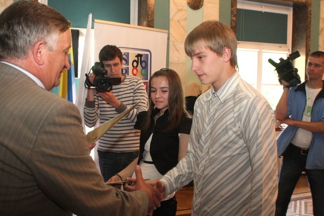 Annie Belickiej i Pawłowi Przyjemskiemu z Orlicz Suchedniów złotego medalu w badmintonie gratuluje Tadeusz Kowalczyk, przewodniczący Sejmiku.