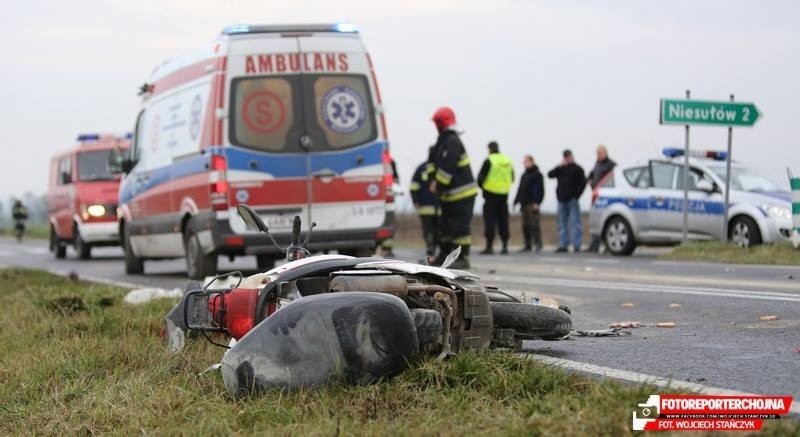 Wypadek koło Niesułowa. Auto zderzyło się ze skuterem