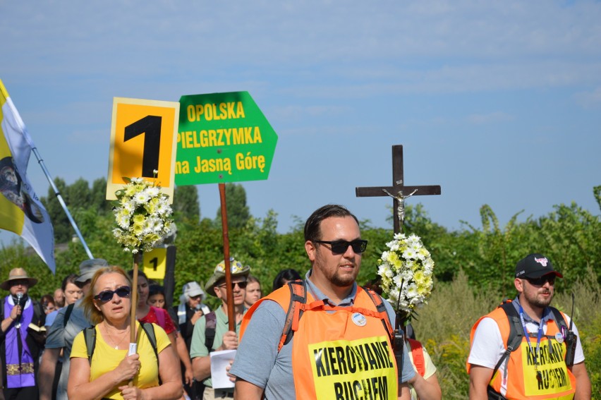 Opolska pielgrzymka na Jasną Górę 2020. Pątnicy z opolskiego strumienia dotarli do Kamienia Śląskiego