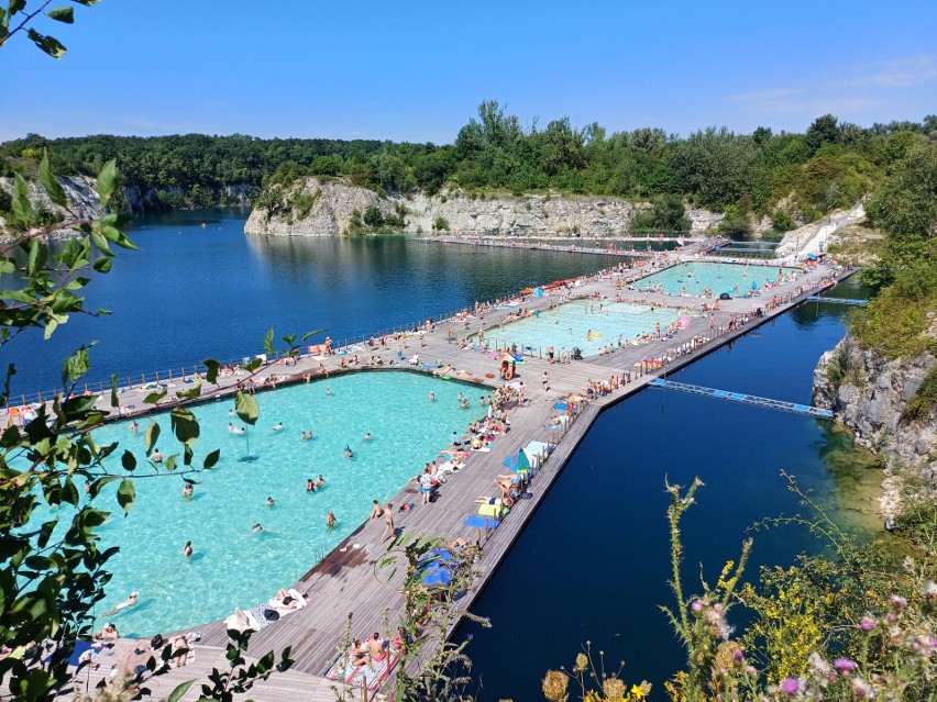 Atrakcją Parku Zakrzówek jest kąpielisko z basenami.