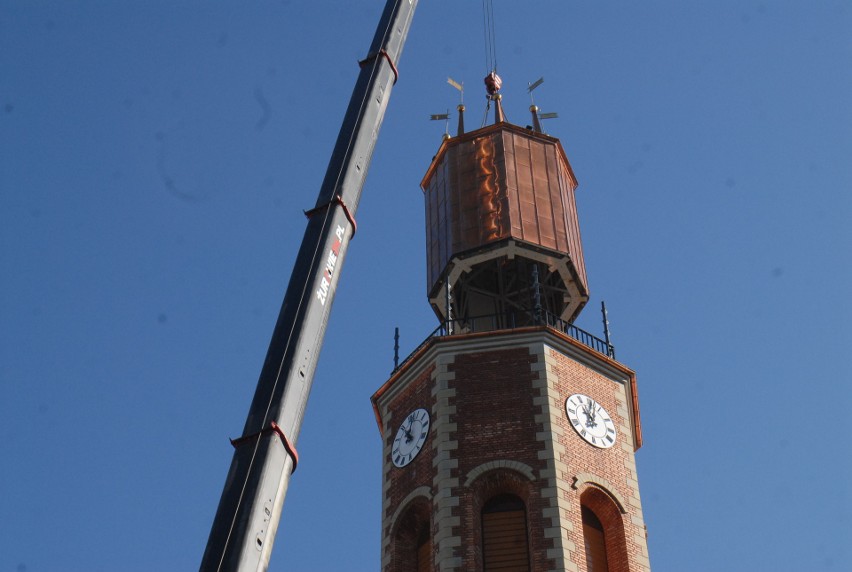 Koniec budowy wieży na kościele w Prokocimiu już blisko. Budowlańcy właśnie montują dach