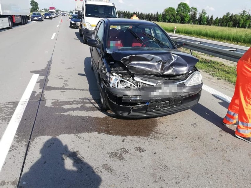 Duże korki na A4 po zderzeniu trzech aut na węźle Pietrzykowice