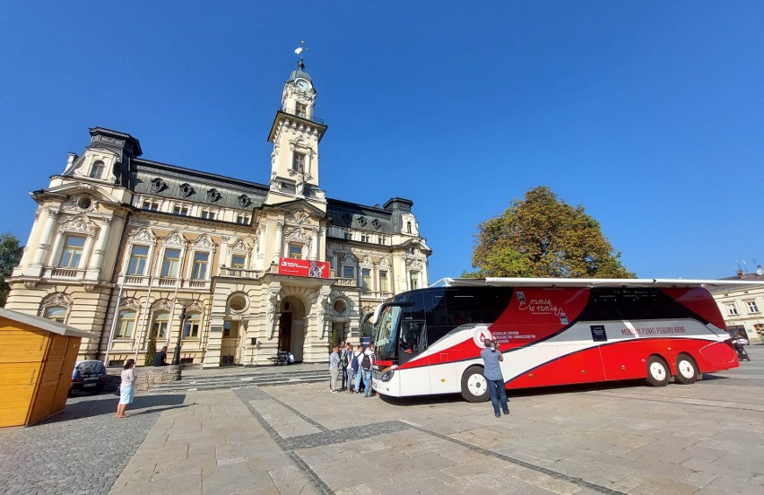 Nowy Sącz. „Krew wzywa krew”. Uczniowie sądeckich szkół oddawali krew. Na rynku stanął specjalny mobilny punkt krwiodawstwa [ZDJĘCIA]