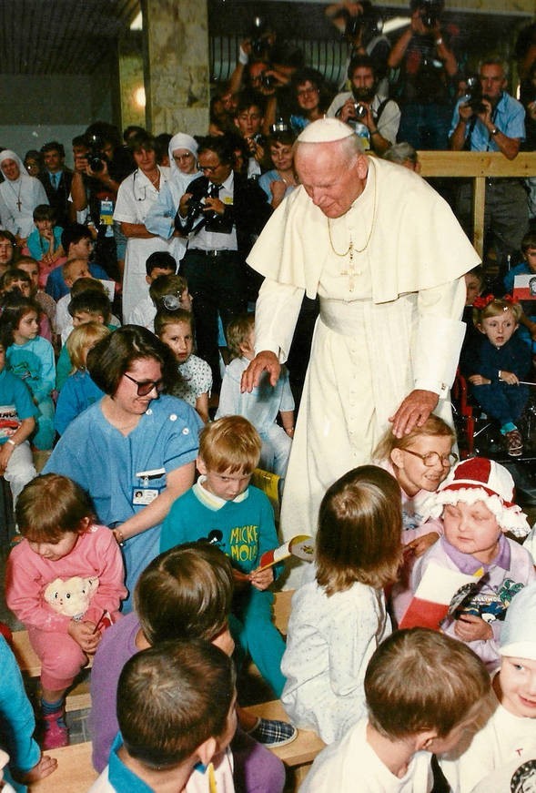 W 1991 roku z pacjentami szpitala spotkał się papież Jan...