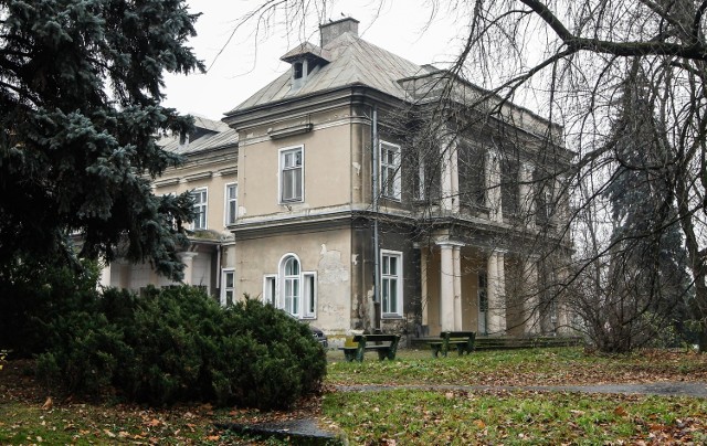 Pałac Jędrzejowiczów, w którym mieści się szpital „płucny”. Dla rzeszowskiego ratusza jego stan techniczny jest dowodem na złą politykę finansową lecznicy.
