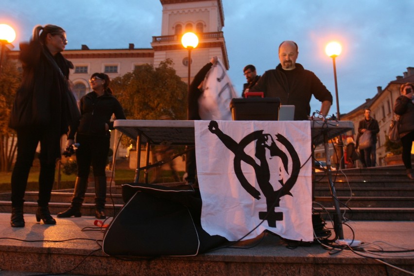 Czarny Protest w Bielsku-Białej: Kilkaset osób zgromadziło się na placu Chrobrego [ZDJĘCIA]
