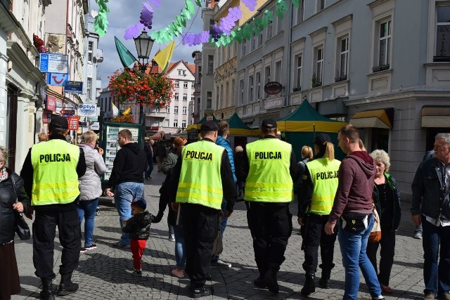 Za nami sześć dni tegorocznego Winobrania. Ponad 100 policjantów w patrolach pieszych, zmotoryzowanych i rowerowych codziennie pilnuje porządku na ulicach miasta. Było bezpiecznie, nie odnotowaliśmy żadnych poważnych zdarzeń kryminalnych.