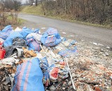 Posprzątał śmieci przy drodze, bo chciał żeby ładnie wyglądało. Ściga go policja!