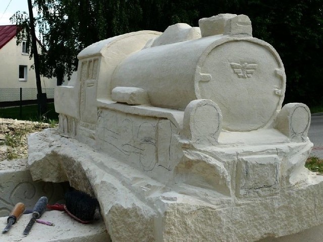 Kamienna rzeźba przedstawia parowóz PX-48, model używany do pracy na kolejkach wąskotorowych. Jeszcze we wczesnych latach 90. bogoryjska ciuchcia woziła pasażerów na linii do Staszowa.