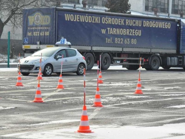 Plac Wojewódzkiego Ośrodka Ruchu Drogowego w Tarnobrzegu, na którym przeprowadzana jest pierwsza część egzaminu praktycznego na prawo jazdy był mimo ostrej zimy zawsze wzorowo uprzątnięty z lodu i śniegu.