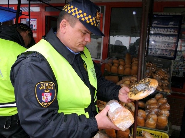 W czwartek i piątek strażnicy miejscy wspólnie z pracownikami Sanepidu kontrolowali sprzedawców pieczywa i ciast na radomskich targowiskach.