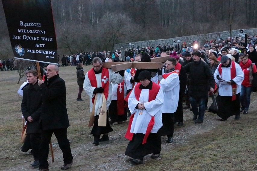 Szli z krzyżem ponad cztery kilometry [ZDJĘCIA, WIDEO]