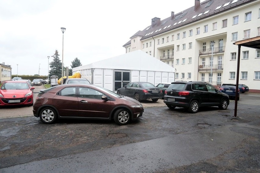 Nerwowo przed szpitalem w Szczecinie w sprawie wymazów na koronawirusa
