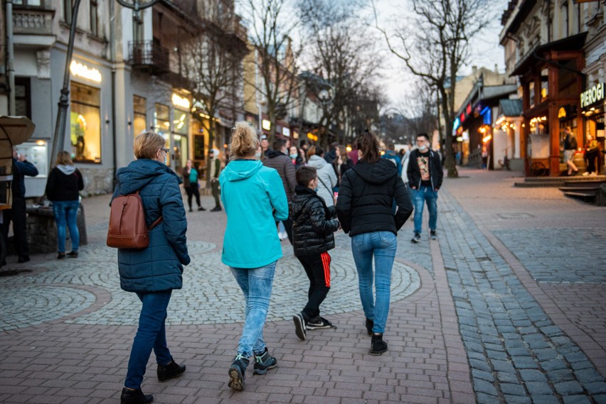 Majówka 2021. Zakopane i Krupówki pełne turystów. Sporo osób wybrało się na majówkę w góry