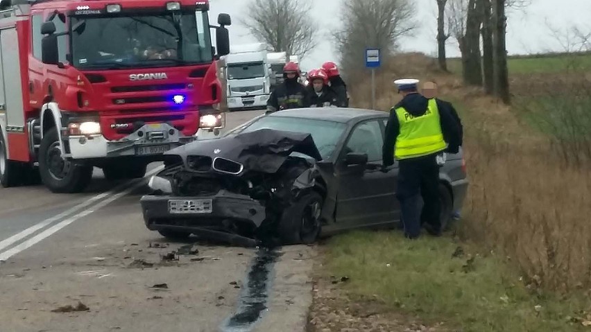 Wypadek w Łupiance. BMW zderzyło się z traktorem.