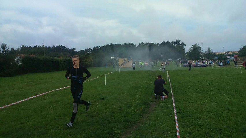 Biegacze mają do przebiegnięcia 7,5 km morderczej trasy po...