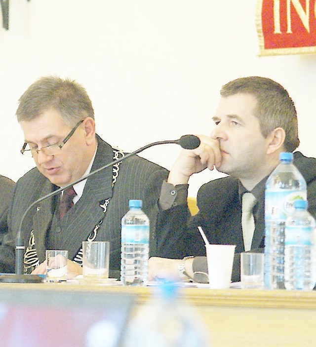 Przewodniczący Tomasz Marcinkowski (z lewej) i radny Marek Bartkowicz