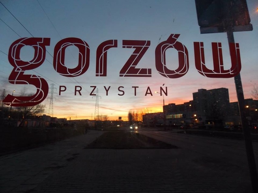 Stara marka na jednym z przystanków autobusowych w Gorzowie