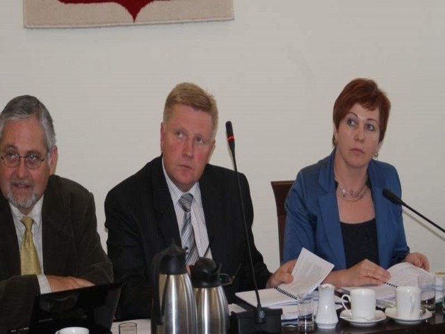 Od lewej wiceprzewodniczący Zbigniew Grugel, przewodniczący Michał Mróz i starosta Dorota Gromowska