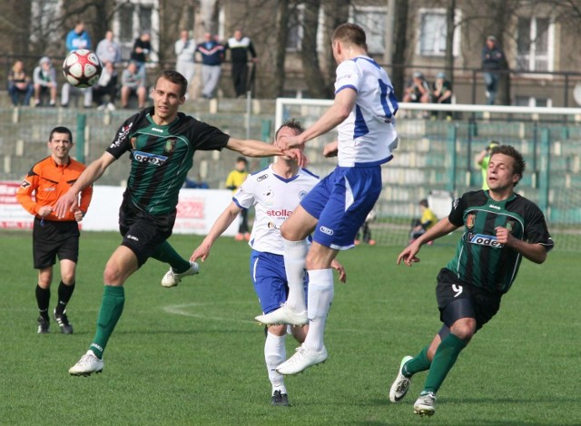Piłkarze Stali Stalowa Wola (z lewej Radosław Mikołajczak, z prawej Damian Juda) przegrali na własnym stadionie z Wigrami Suwałki 0:1.