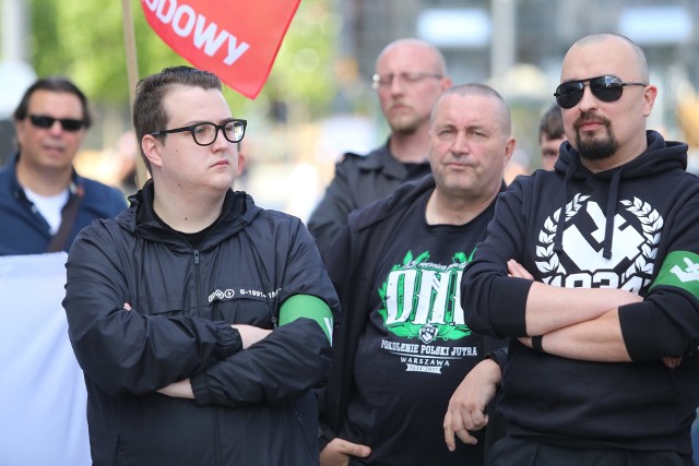 W Katowicach w niedzielę odbywa się demonstracja Młodzieży Wszechpolskiej. - Sąd uchylił naszą decyzję o zakazie zgromadzenia - mówił zawiedziony Marcin Krupa, prezydent Katowic. Dzisiaj osobiści dogląda, co dzieje się przed urzędem na Rynku w Katowicach z centrum sterowania monitoringiem miejskim.