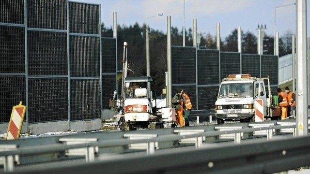 Nowoczesne drogi krajowe, wyprowadzenie części ruchu poza centra miast, rozwój transportu publicznego – wszystkie te elementy przyczynią się do zmniejszenia liczby wypadków na drogach.