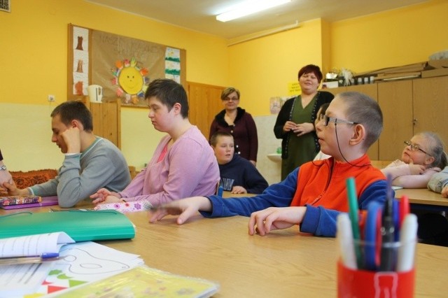 Szkoła specjalna w Strzelcach Opolskich przetrwała dzięki zaangażowaniu nauczycieli i rodziców niepełnosprawnych dzieci.