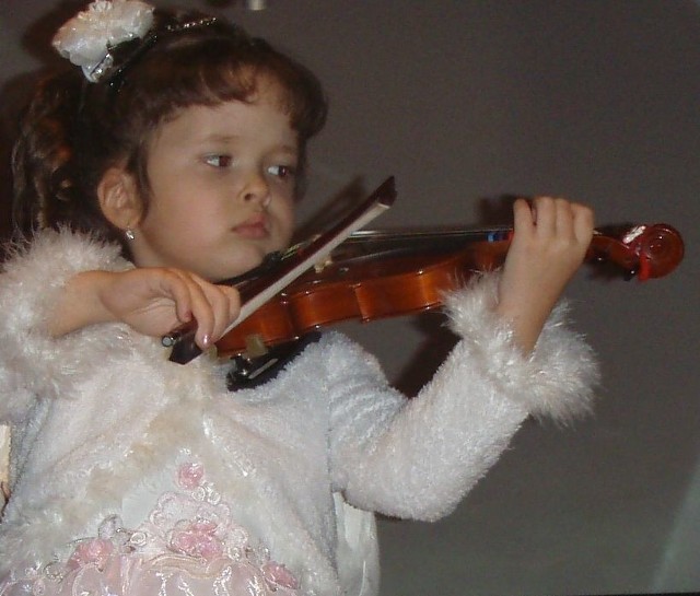 Na koncercie w Będzinie Ania Wieleńska zagrała na skrzypcach i zaśpiewała "Pójdźmy wszyscy do stajenki&#8221;.