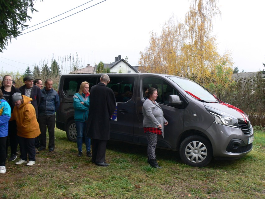 Nowe samochody dla ośrodka wychowawczego i placówek opiekuńczych w Krzcinie, Śmiechowicach i Zawichoście (ZDJĘCIA) 