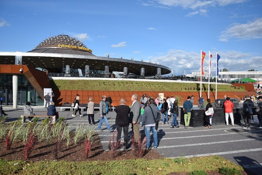Mieszkańcy zachwyceni nowym dworcem w Kielcach. Na zwiedzaniu były tłumy! ZOBACZ ZDJĘCIA, ZAPIS TRANSMISJI