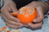 Nie wyrzucaj skórki mandarynki. Możesz wykorzystać ją na wiele sposobów. Sprawdź, co zrobić ze skórką tych cytrusów