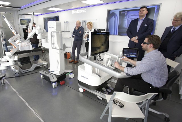 Lekarze w słupskim szpitalu testują nowoczesnego robota operacyjnego. Zarząd szpitala planuje jego zakup. To byłby przełom w leczeniu chirurgicznym.