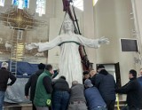 Do parafii przyjechała figura Chrystusa Dobrego Pasterza. Waży 800 kg!
