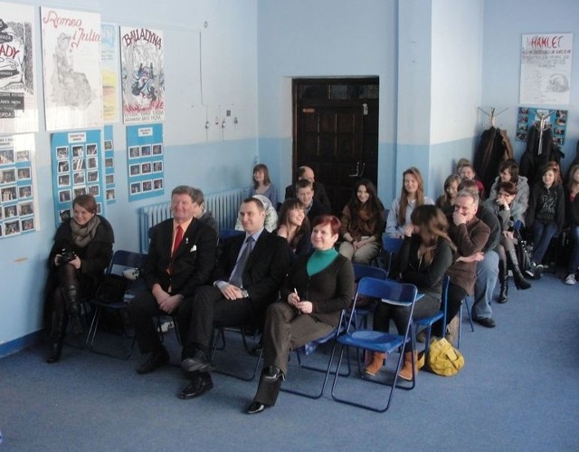 Słowne potyczki i zmagania obserwowali przedstawiciele miejscowych szkół oraz Stanisław Uziel, przewodniczący Komisji Oświaty Rady Miasta Stanisław Uziel. (drugi z lewej)
