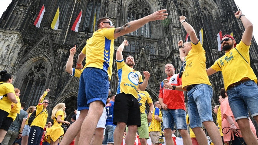 Final Four Ligi Mistrzów. "Kielce, Kielce, Iskierka!!!" Zobacz zdjęcia i video z przemarszu naszych kibiców do hali w Kolonii