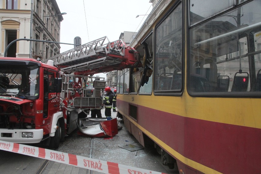 Wypadek na Narutowicza. Zderzenie wozu straży pożarnej z tramwajem [ZDJĘCIA]