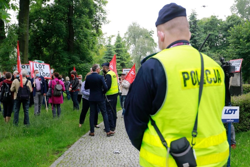 Hojne dodatki dla policjantów. Nawet 2500 zł ekstra dla tych, którzy zechcą pracować po pięćdziesiątce. Czas niepewny, PiS dopieszcza służby