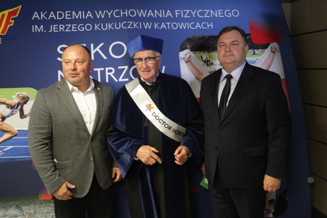 19.10.2021. Antoni Piechniczek otrzymał tytuł doktora honoris causa katowickiej Akademii Wychowania Fizycznego. Teraz dostał nagrodę Lux ex Silesia 2022.