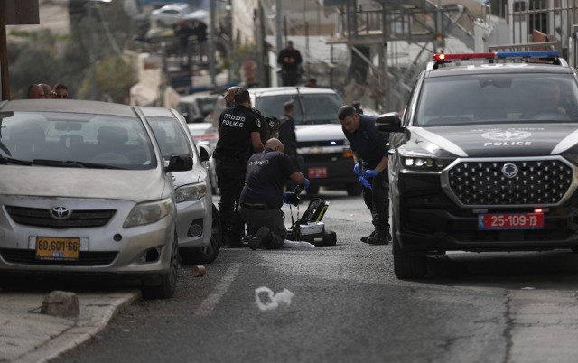 Izraelscy policjanci i służby ratownicze na miejscu strzelaniny w Jerozolimie
