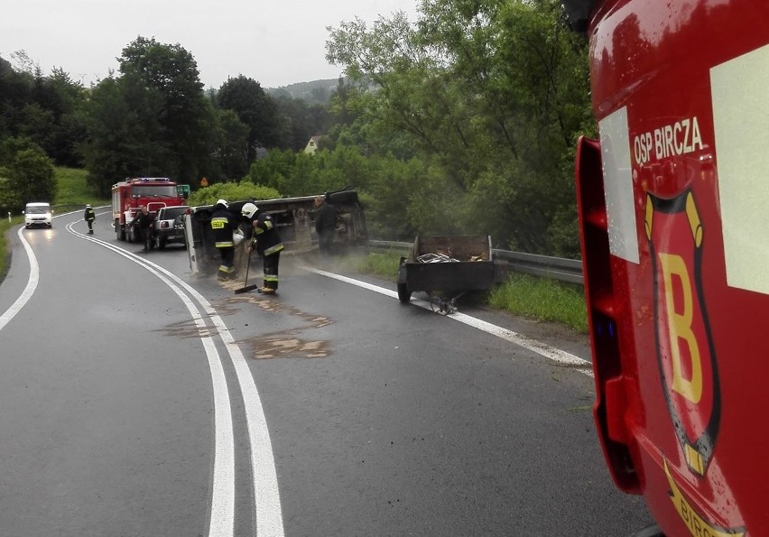 Na drodze krajowej nr 28 koło Birczy kierowca nissana z przyczepką przewrócił samochód [ZDJĘCIA]