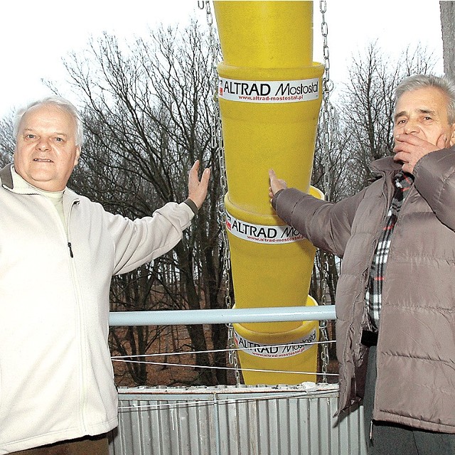 Józef Mitczak z Krakowa (po lewej) i Zdzisław Zakrzewski z Lubicza Górnego z balkonu mają widok na tubę, którą zsypywano gruz: &#8211; Najpierw był huk spadającego gruzu, potem zaraz porcja pyłu &#8211; opowiadali.