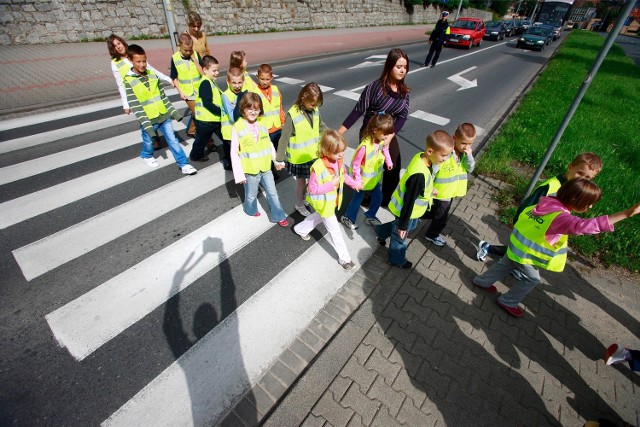 We współpracy policji ze szkołami dzieci uczą się też bezpieczeństwa w ruchu drogowym