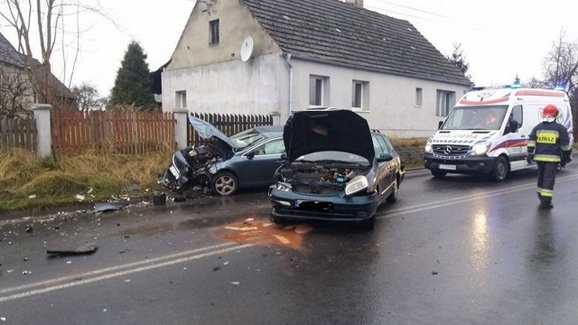 We wtorek 2 stycznia przed godziną 13.00 w Płotach przy ulicy Lubuskiej zderzyły się dwa samochody osobowe. Obecnie na miejscu pracuje straż pożarna i policja. Droga jest zablokowana. Jeśli zmierzacie w kierunku Zielonej Góry wybierzcie koniecznie inną, alternatywną trasę. To samo tyczy się kierowców, którzy chcą dojechać do Czerwieńska. Aktualizacja, godz. 14.00:Do wypadku doszło po godz. 12.00. Kierująca volvo jechała w kierunku Zielonej Góry.  Z naprzeciwka nadjeżdżała kierująca daewoo. Na łuku drogi kierująca daewoo wpadła w poślizg, straciła panowanie nad samochodem  i czołowo staranowała volvo. Zderzenie samochodów było bardzo mocne. Na miejsce przyjechały wozy zielonogórskiej straży pożarnej i ochotnicza jendostka, karetki pogotowia ratunkowego oraz zielonogórska policja. Strażacy zabezpieczyli miejsce wypadku i pomogli poszkodowanym. Za kierownicami obu aut siedziały kobiety. Kierująca volvo jest w ciąży. Rannymi kobietami zajęli się medycy z karetek pogotowia. Obie zostały przewiezione do szpitala w Zielonej Górze. – Jedna z kobiet ma podejrzenie złamania obojczyka – informuje nadkom. Tomasz Szuda, naczelnik zielonogórskiej drogówki.Droga  miejscu wypadku jest zamknięta dla  ruchu. – Policjanci wyznaczą objazdy – mówi nadkom. Szuda. Na miejscu pracuje drogówka. Policjanci ustalają dokładny przebieg wyapdu i przygotowują dokumentację.- Na drogach jest ślisko, pada deszcz. Musimy pamiętać o ostrożności podczas jazdy w takich warunkach – przypomina nadkom. Szuda.Aktualizacja, godz. 15.30:Droga jest już przejezdna.Publikowane zdjęcia otrzymaliśmy od INFO-Czerwieńsk.Przeczytaj też:  Horoskop na 2018 rok. Prognoza dla znaków zodiaku. Sprawdź, co cię czeka miłości, pracy i finansach w 2018 rokuWIDEO: Policjant o początkujących kierowcach: Samochód przez 8 miesięcy będzie oznaczony symbolem liścia klonu