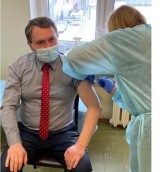 Dyrektor sandomierskiego szpitala Marek Kos po drugiej dawce szczepionki przeciwko COVID-19. Szef lecznicy zachęca mieszkańców do szczepień