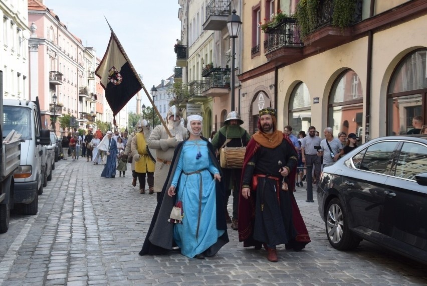Pochodem rycerskim ulicami Kalisza rozpoczęły się II Dni...