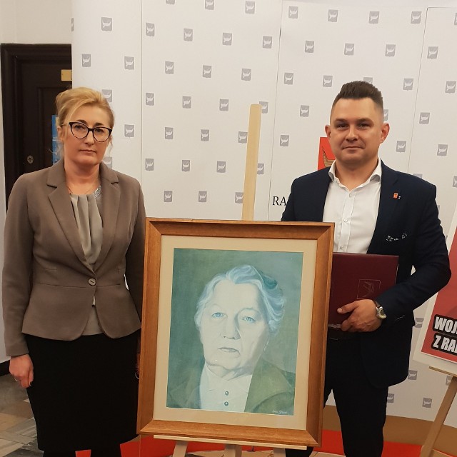 Na zdjęciu, z portretem Natalii Gąsiorowskiej, (od lewej) Ewa Baczewska, dyrektor ZSEiU, oraz Marcin Gołaszewski, przewodniczący Rady Miejskiej w Łodzi